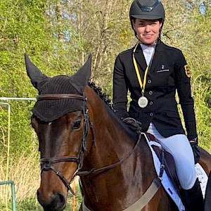 Wir gratulieren: Carla Hanser wird baden-württembergische Vize-Meisterin der Jungen Reiter!